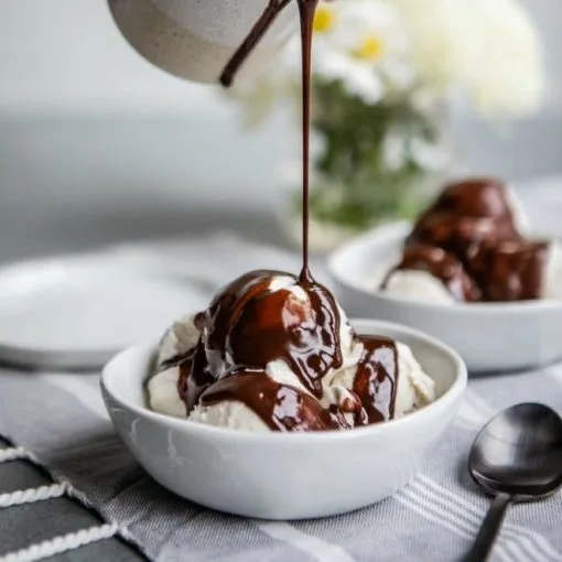 Sốt socola sánh mịn phủ lên bánh brownies thơm ngon.