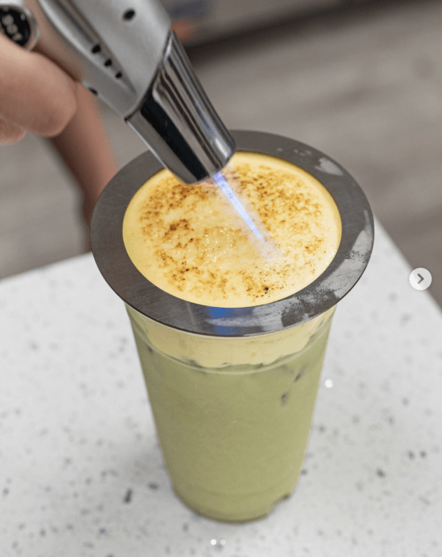 Topping kem trứng cháy trên nền Matcha thơm ngon