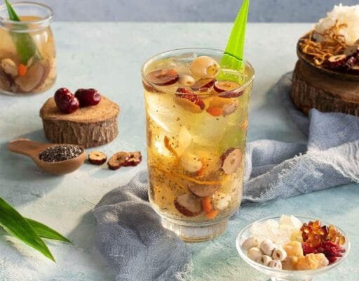 Sau khi các hạt đã nhừ, thêm đường phèn để hoàn thành món chè dưỡng nhan