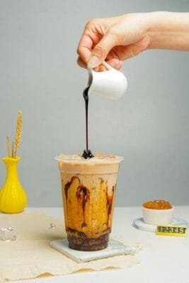Pha trà sữa với syrup